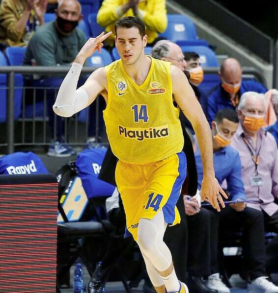 בלייזר. משחק על הכבוד בקובנה // צילום: אלן שיבר